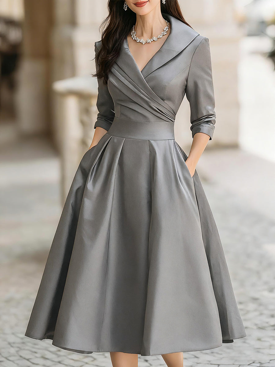 Robe midi en satin d'inspiration vintage avec col drapé
