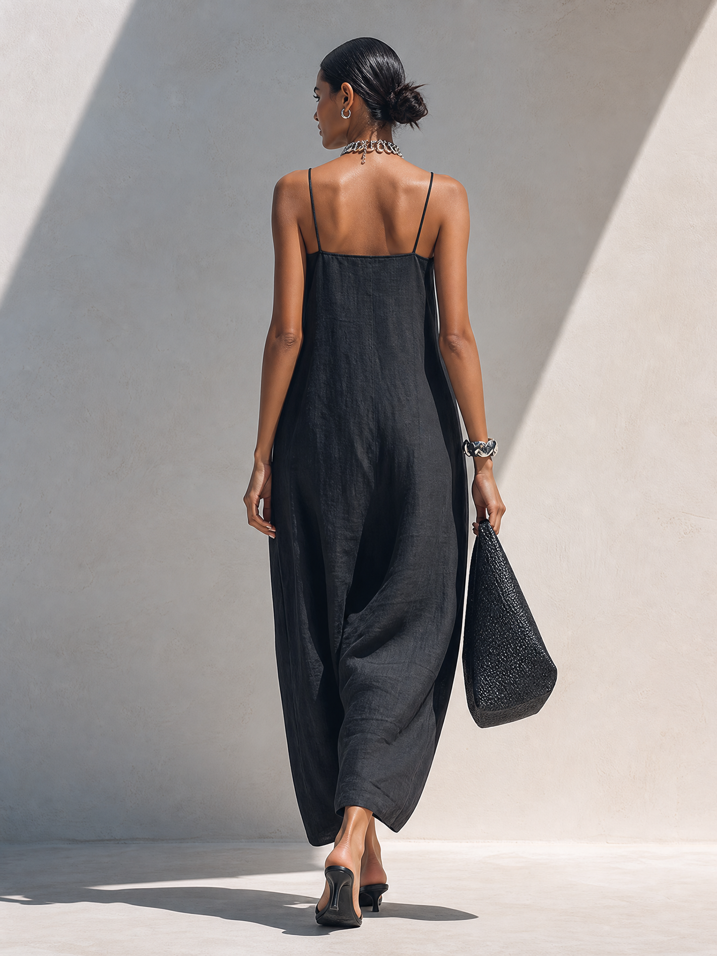 Robe Maxi Noire Minimaliste à Bretelles Spaghetti et Col Froissé
