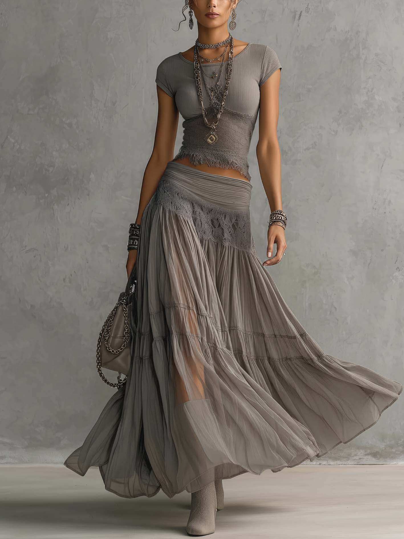 Ensemble Gris : Top à Panneaux en Dentelle Transparente et Jupe Maxi Plissée