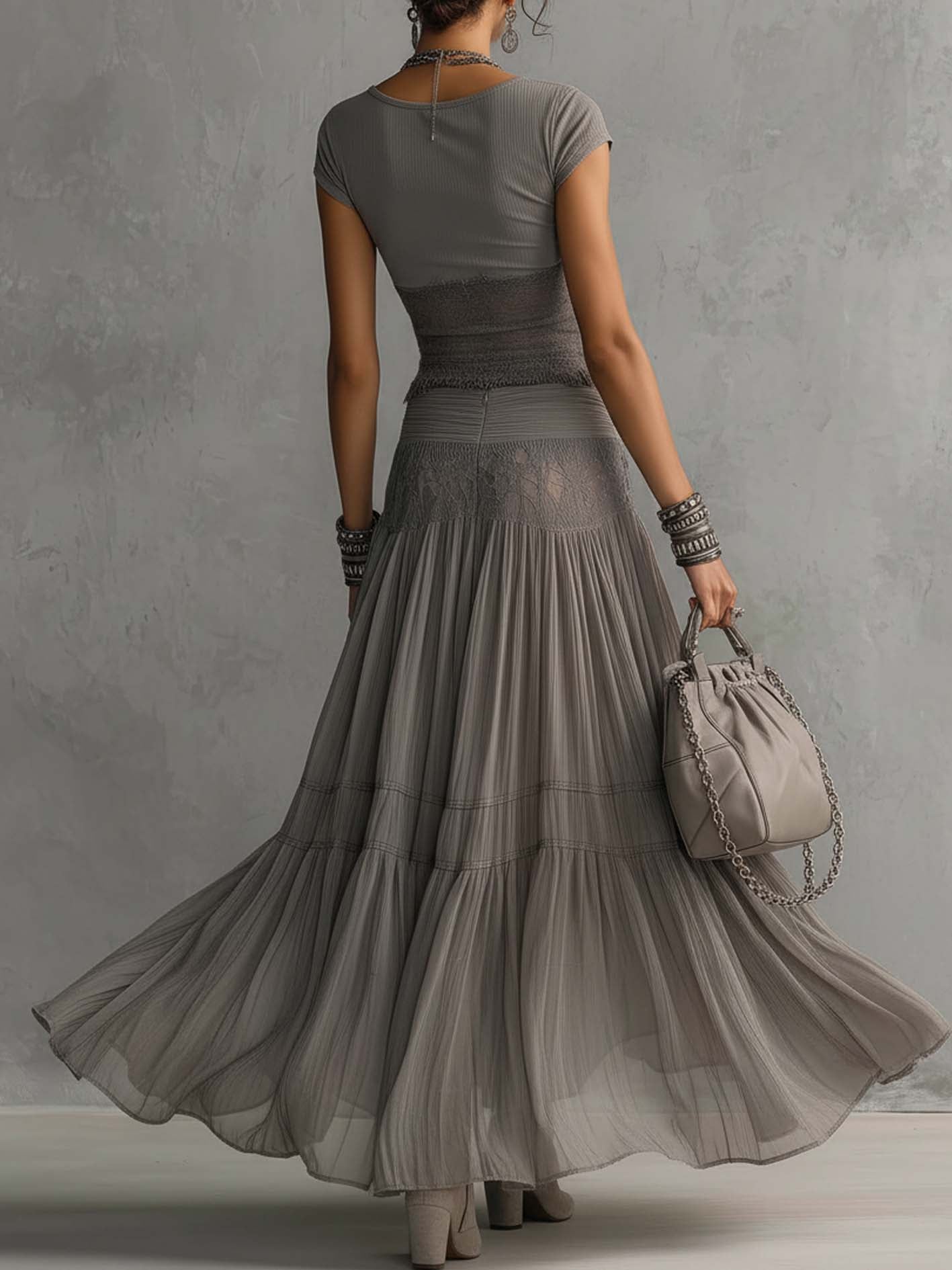 Ensemble Gris : Top à Panneaux en Dentelle Transparente et Jupe Maxi Plissée