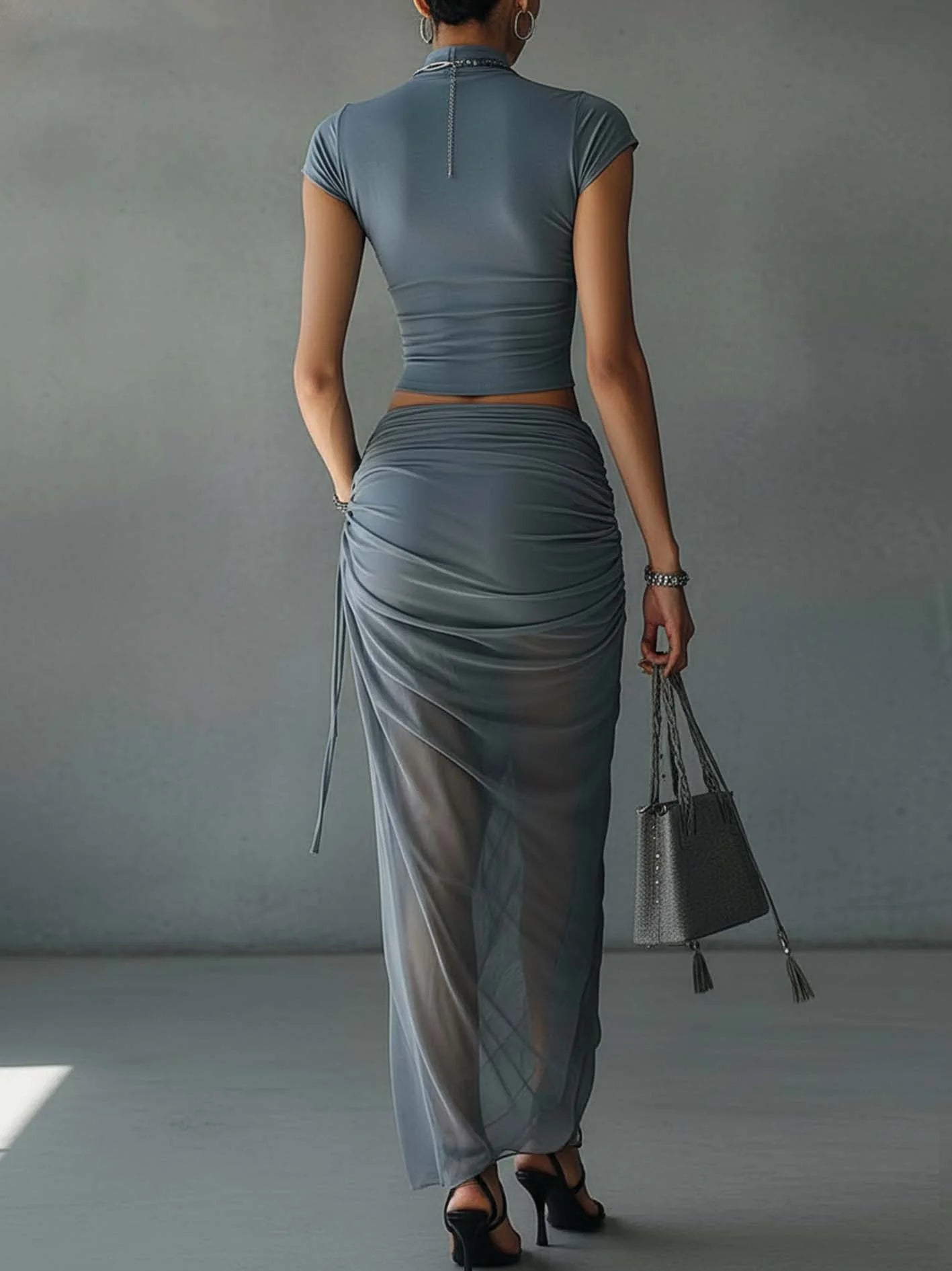 Ensemble Bleu : T-Shirt Court et Jupe Drapée en Maille Transparente