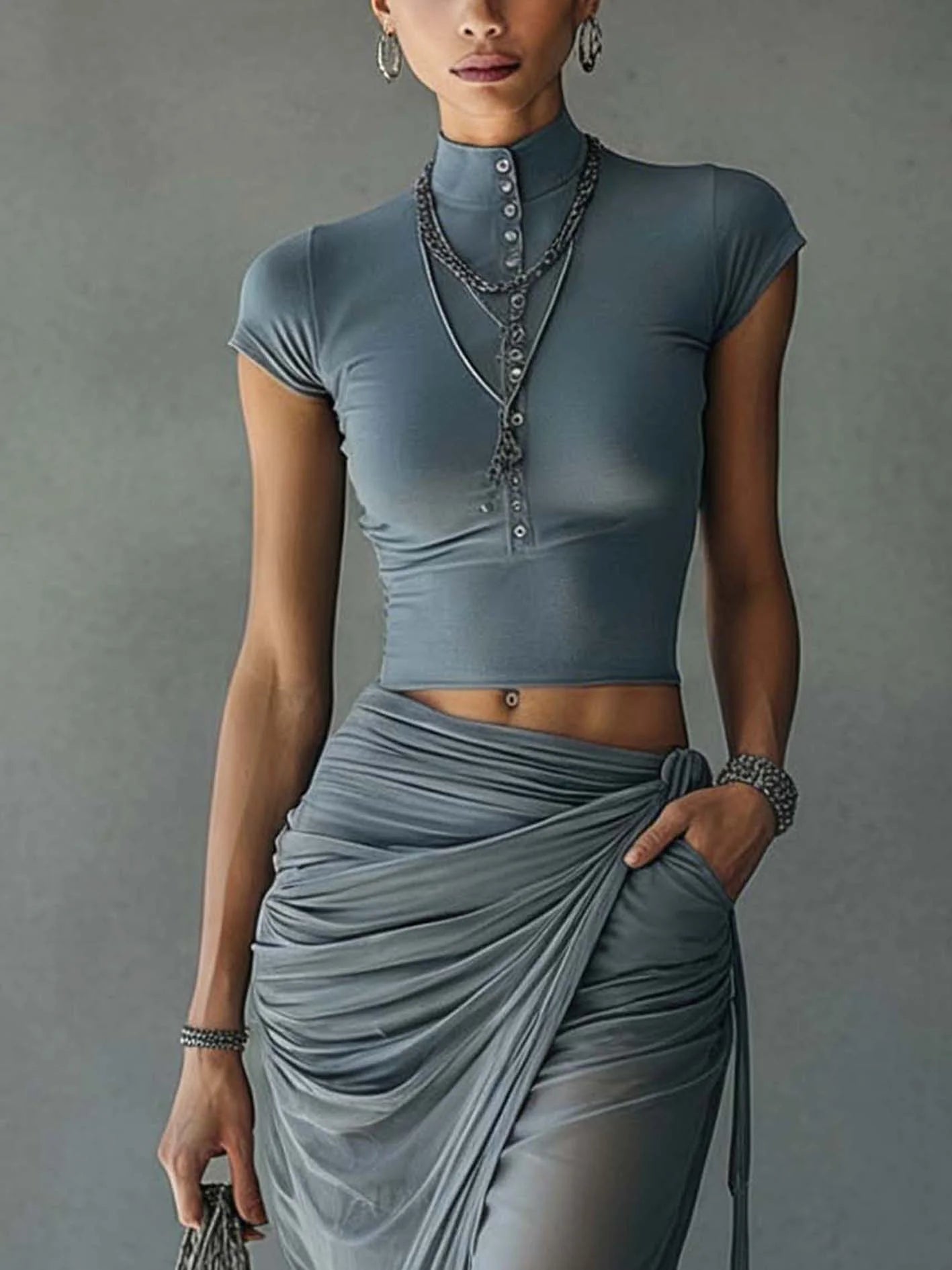 Ensemble Bleu : T-Shirt Court et Jupe Drapée en Maille Transparente