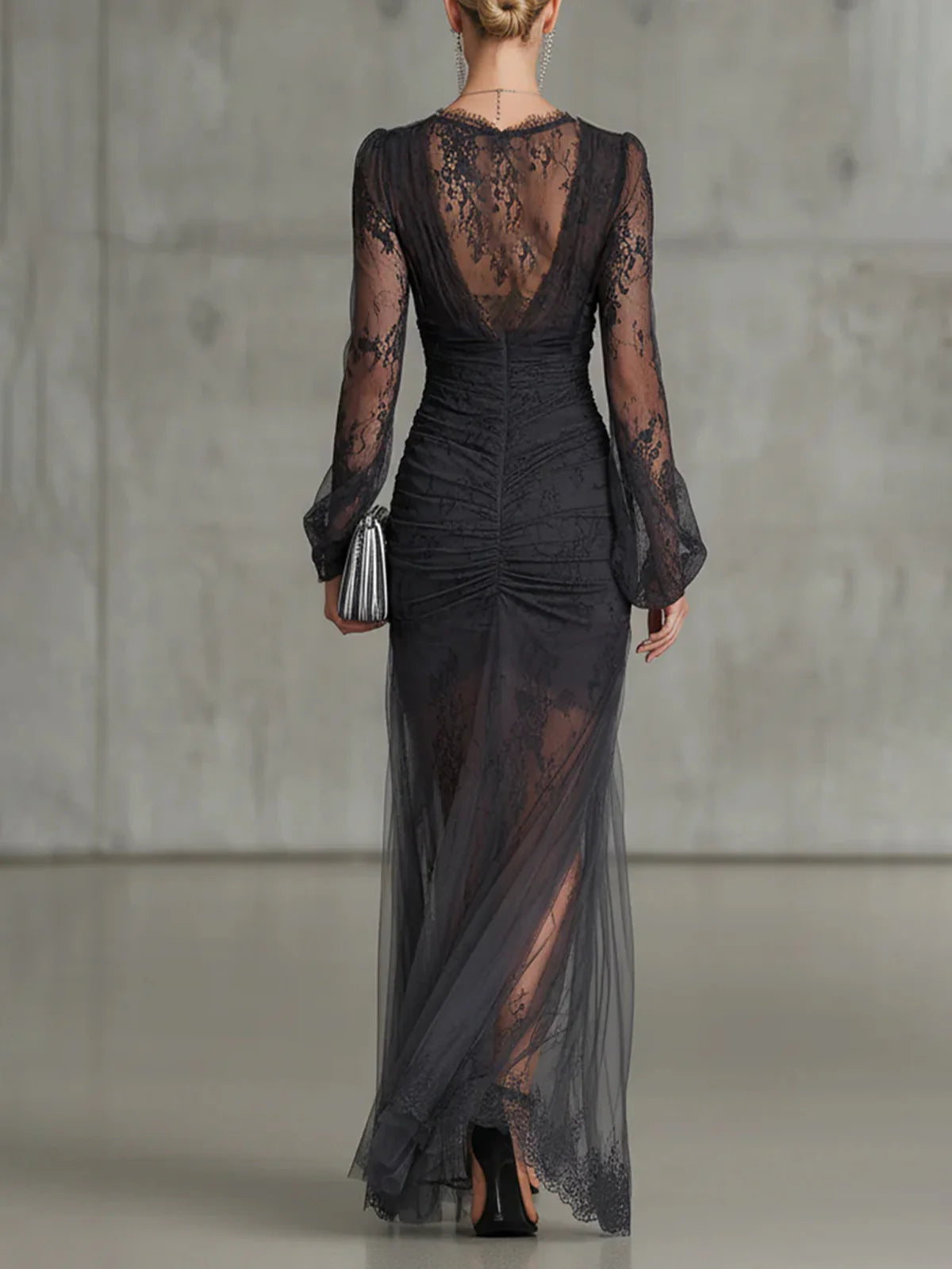 Robe Maxi Gris Foncé en Dentelle Froncée Transparente à Manches Longues et Fente