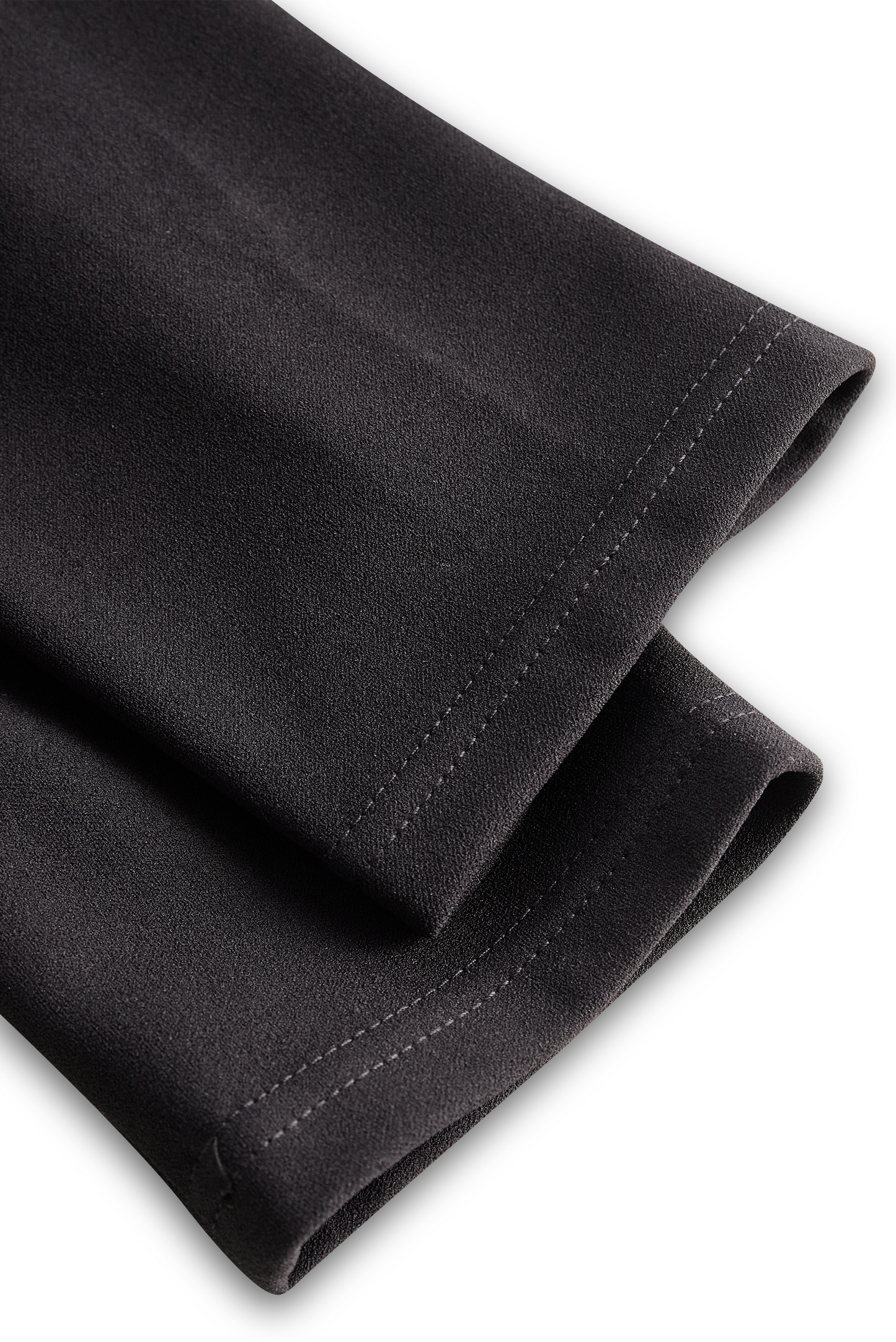 Robe fourreau noire raffinée, ceinturée et à col mandarin