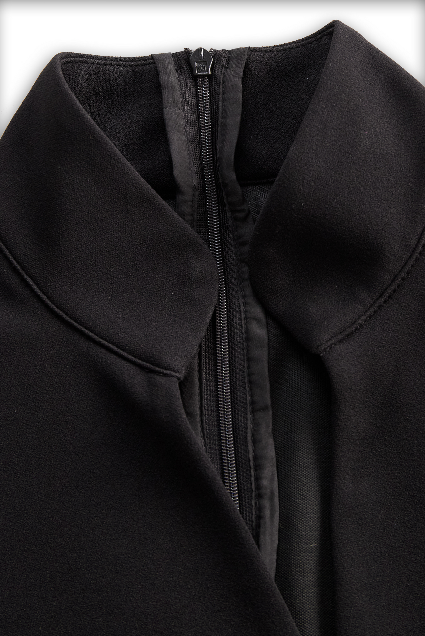 Robe fourreau noire raffinée, ceinturée et à col mandarin