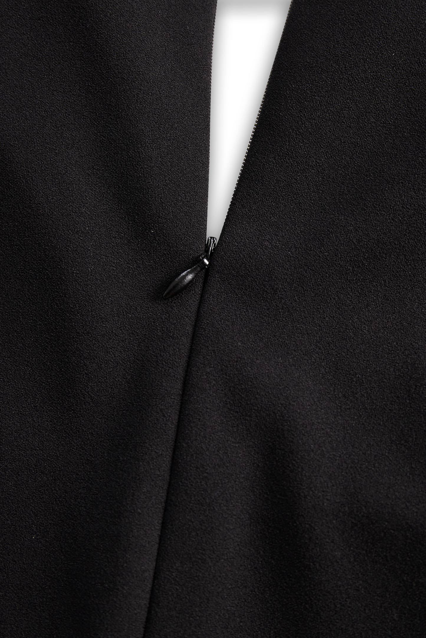 Robe fourreau noire raffinée, ceinturée et à col mandarin