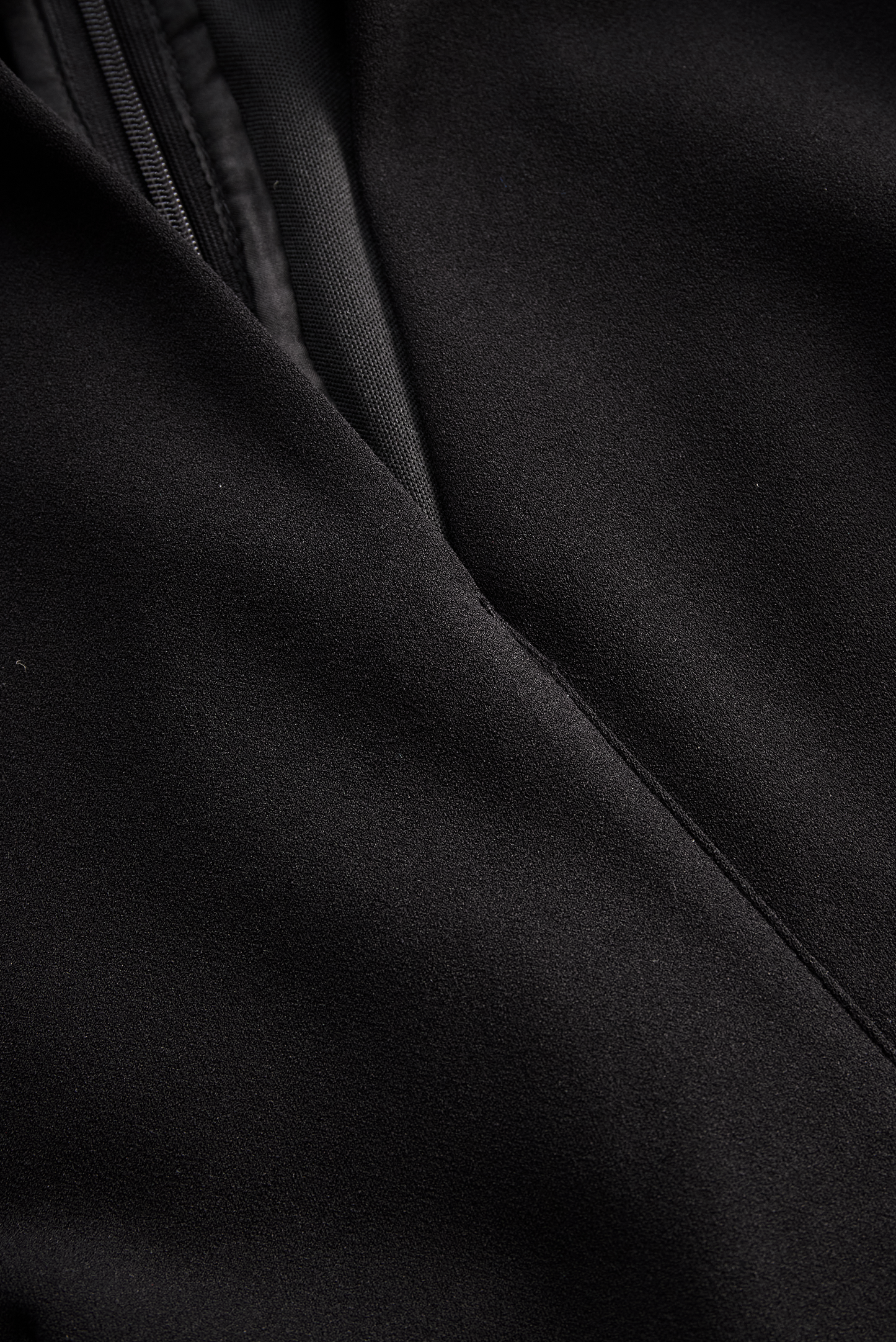 Robe fourreau noire raffinée, ceinturée et à col mandarin