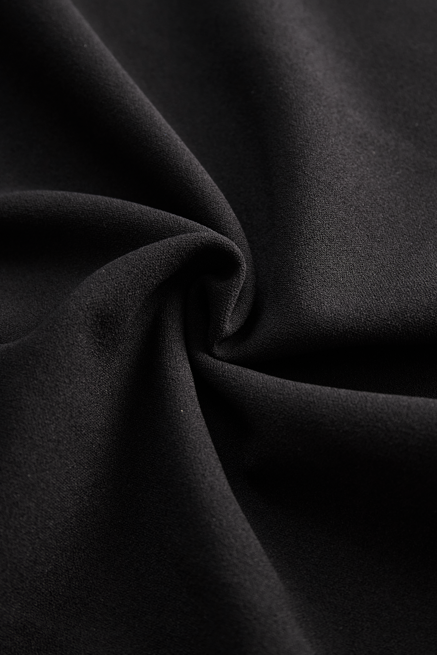 Robe fourreau noire raffinée, ceinturée et à col mandarin