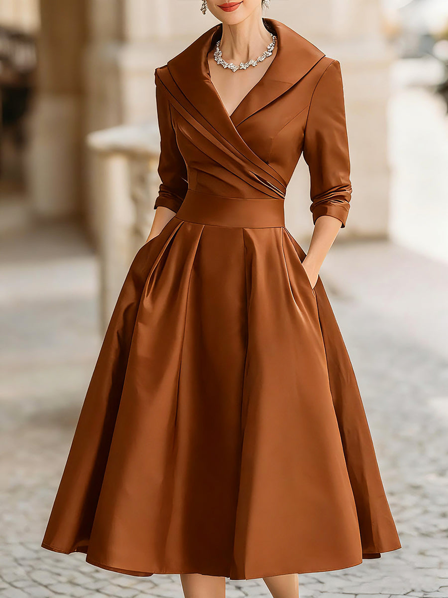 Robe midi en satin d'inspiration vintage avec col drapé