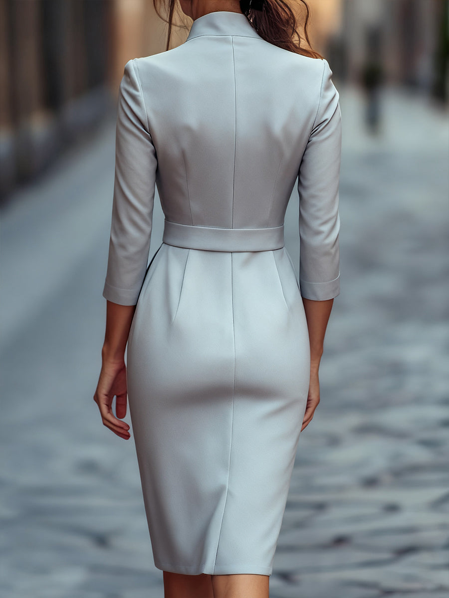 Robe fourreau noire raffinée, ceinturée et à col mandarin