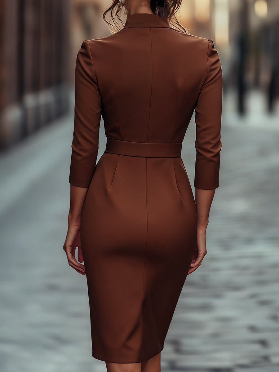 Robe fourreau noire raffinée, ceinturée et à col mandarin