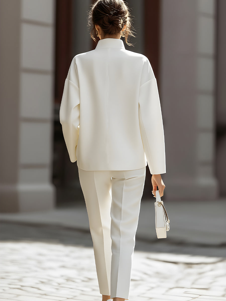 Ensemble deux pièces luxueux composé d'une chemise oversize et d'un pantalon tailleur