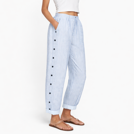 Cómodos pantalones azules a rayas con bolsillos laterales